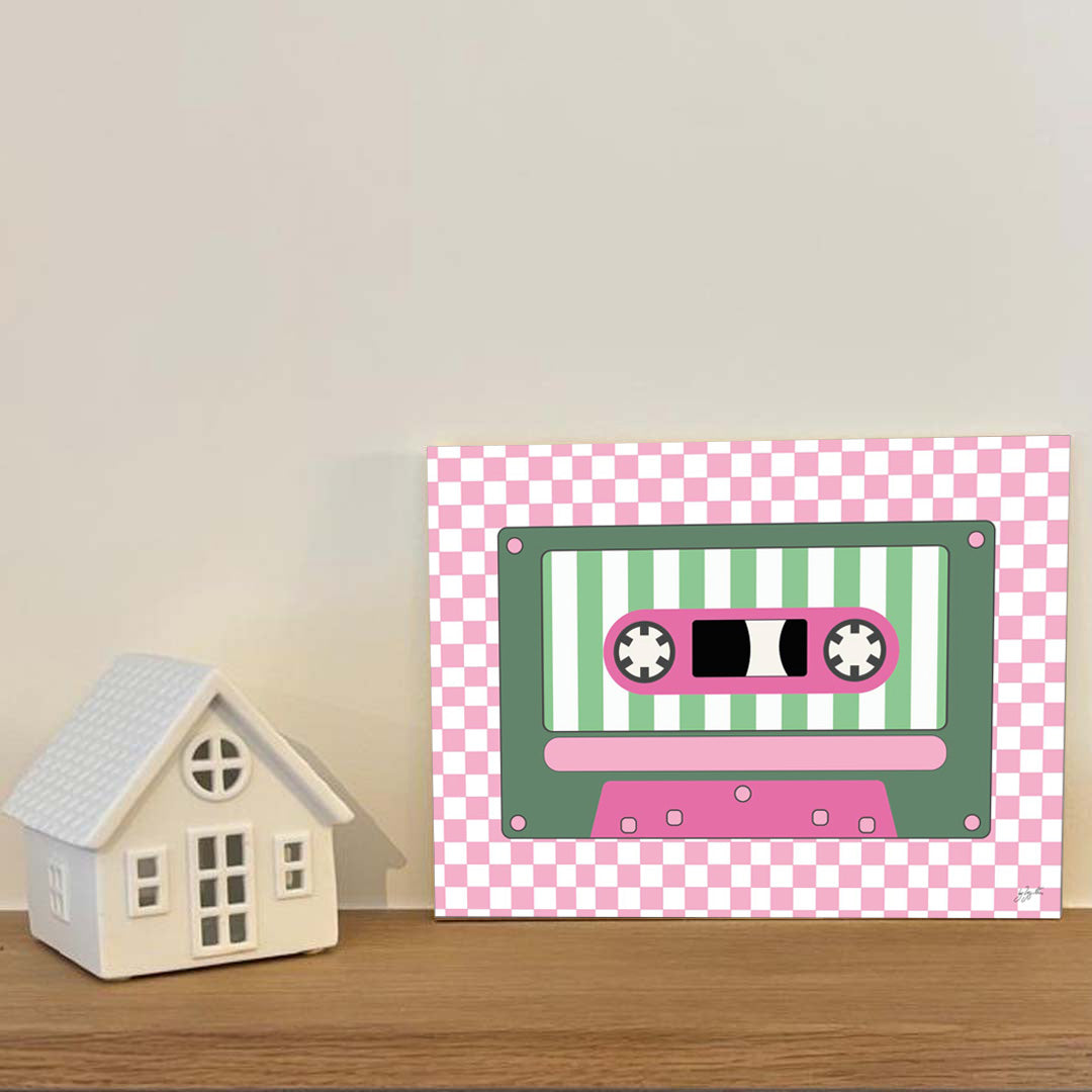 Affiche représentant une cassette audio vintage rose au design rétro inspiré des années 80 et 90 pour une décoration murale originale et colorée.