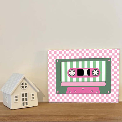 Affiche représentant une cassette audio vintage rose au design rétro inspiré des années 80 et 90 pour une décoration murale originale et colorée.
