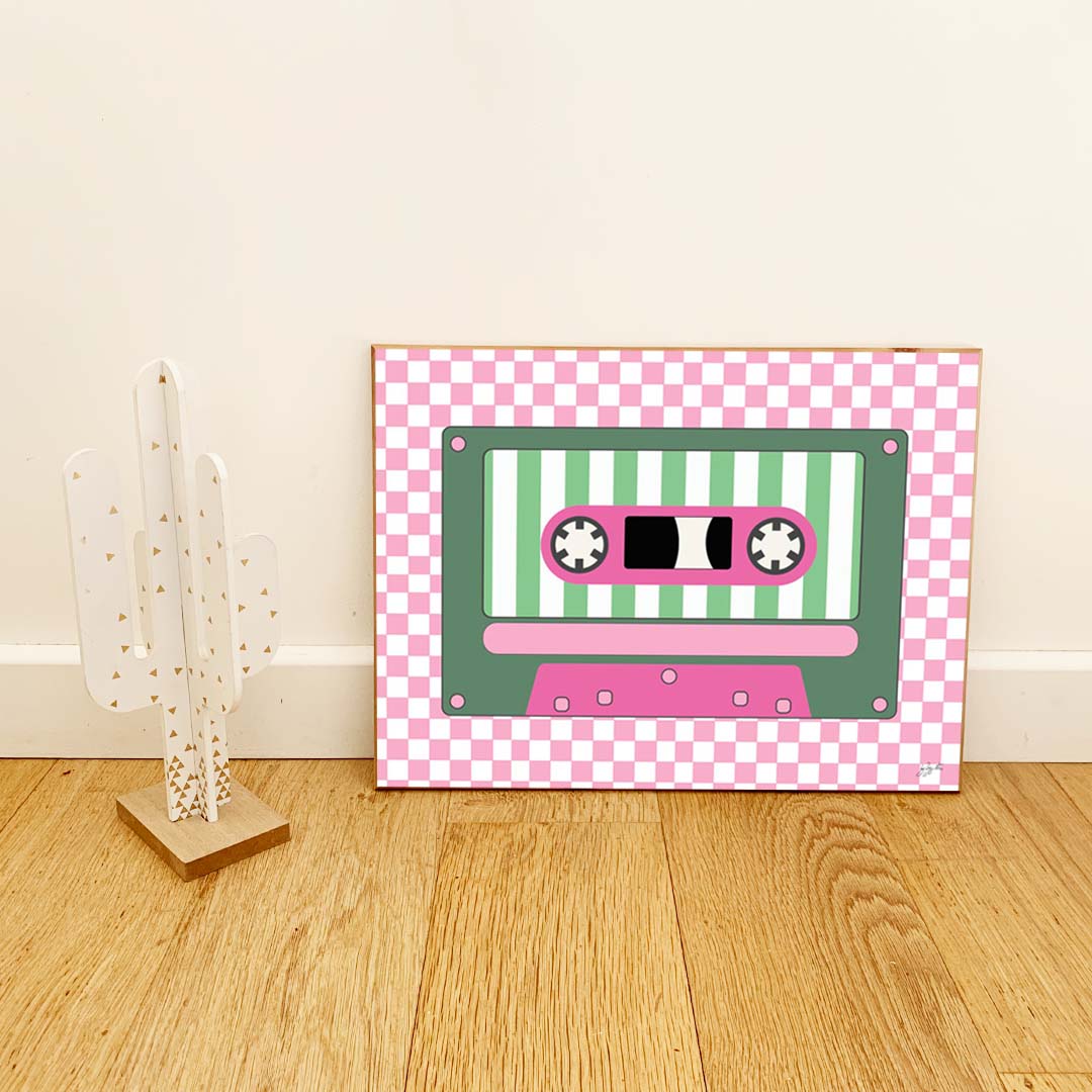 Affiche représentant une cassette audio vintage rose au design rétro inspiré des années 80 et 90 pour une décoration murale originale et colorée.