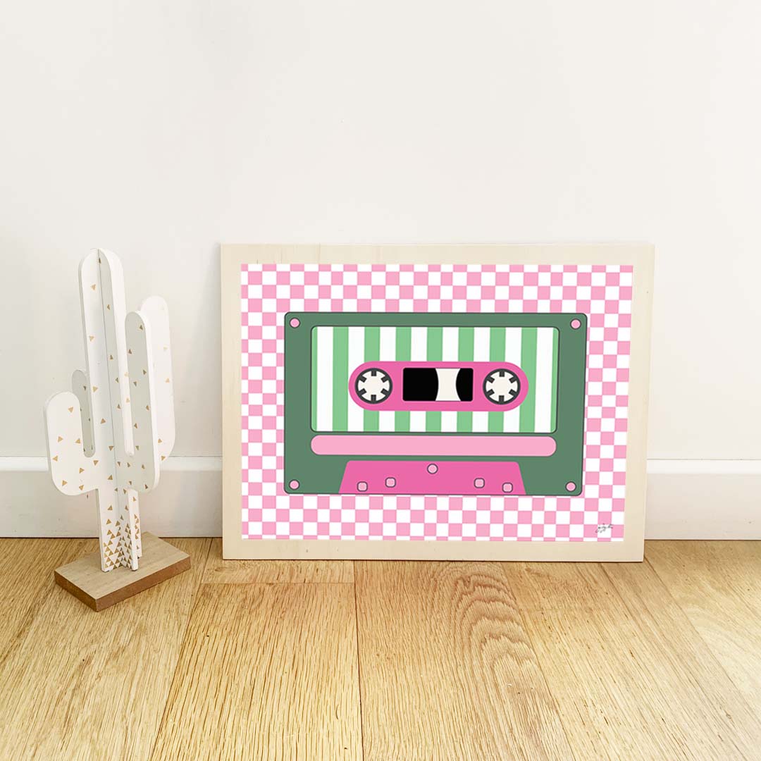 Affiche représentant une cassette audio vintage rose au design rétro inspiré des années 80 et 90 pour une décoration murale originale et colorée.