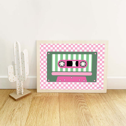 Affiche représentant une cassette audio vintage rose au design rétro inspiré des années 80 et 90 pour une décoration murale originale et colorée.