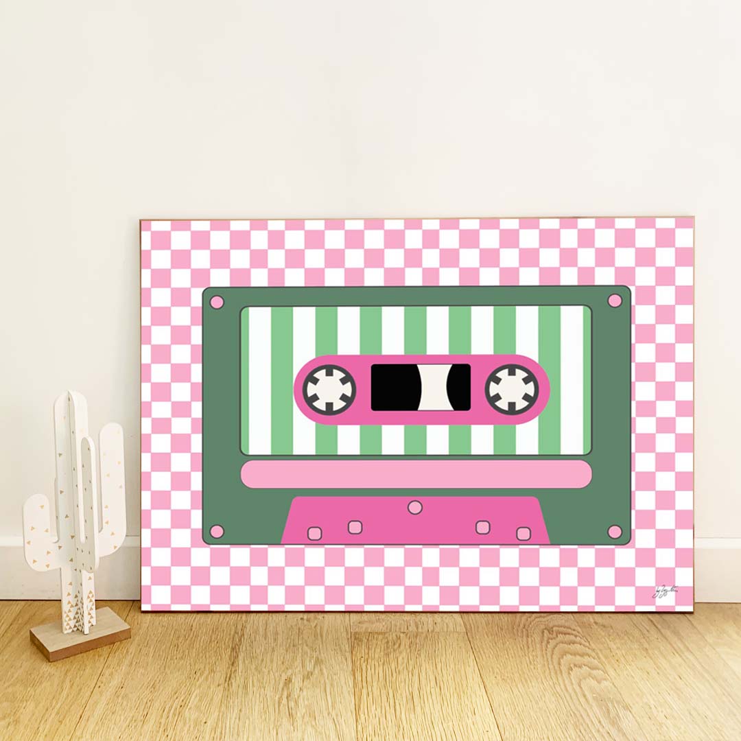 Affiche représentant une cassette audio vintage rose au design rétro inspiré des années 80 et 90 pour une décoration murale originale et colorée.