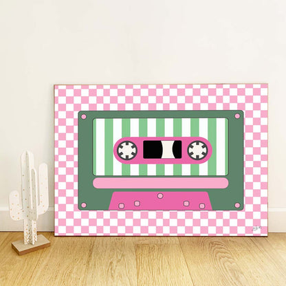 Affiche représentant une cassette audio vintage rose au design rétro inspiré des années 80 et 90 pour une décoration murale originale et colorée.