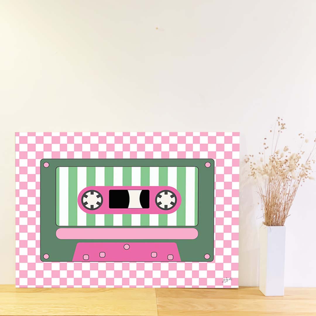 Affiche représentant une cassette audio vintage rose au design rétro inspiré des années 80 et 90 pour une décoration murale originale et colorée.