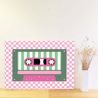 Affiche représentant une cassette audio vintage rose au design rétro inspiré des années 80 et 90 pour une décoration murale originale et colorée.