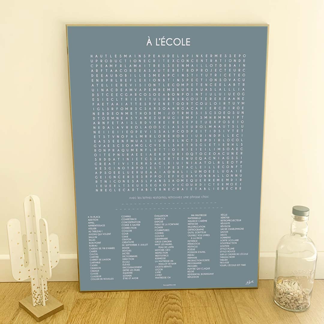 Affiche À l'École au design typographique minimaliste pour décorer une salle de classe, une chambre d'enfant ou un espace d'apprentissage.