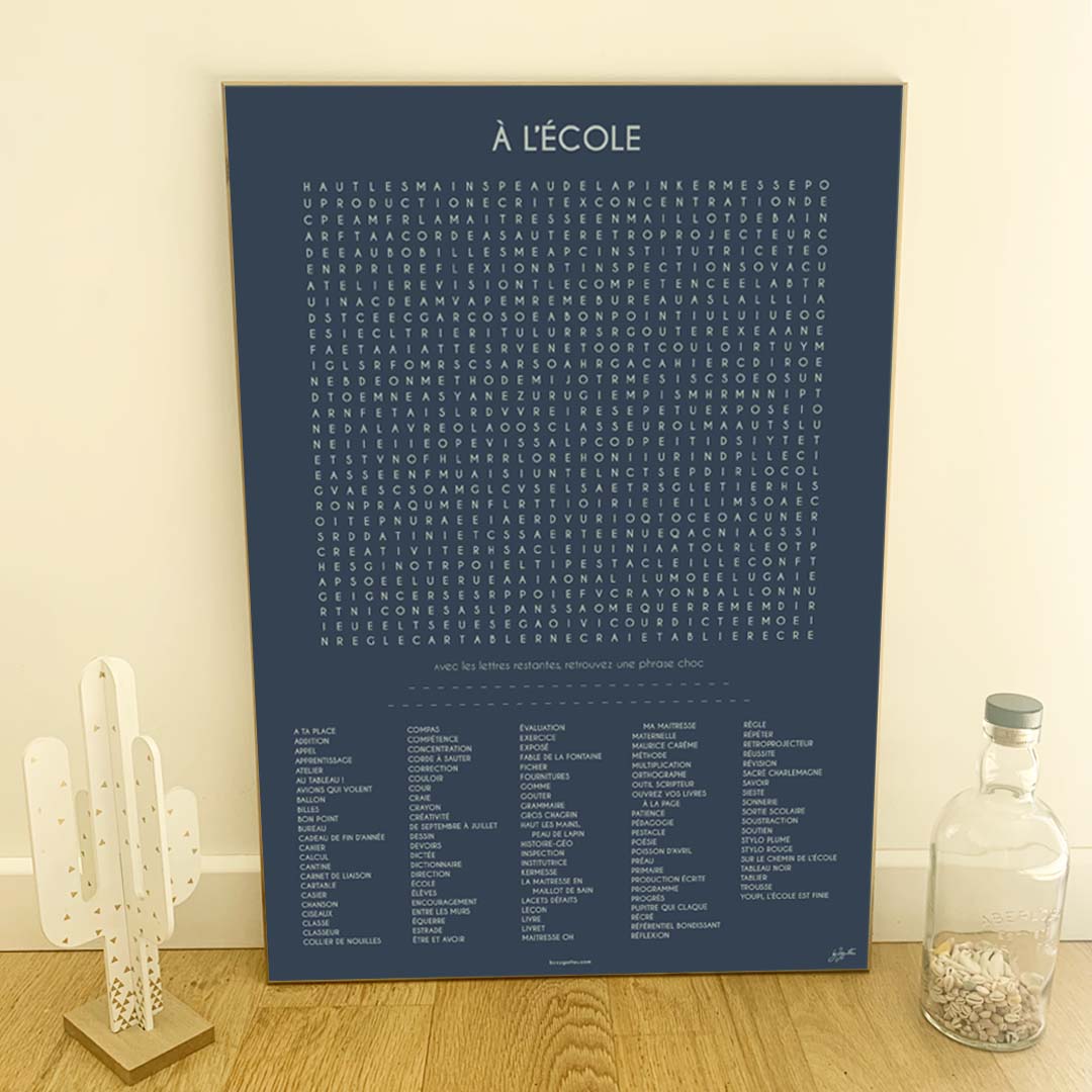 Affiche À l'École au design typographique minimaliste pour décorer une salle de classe, une chambre d'enfant ou un espace d'apprentissage.