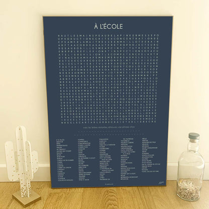 Affiche À l'École au design typographique minimaliste pour décorer une salle de classe, une chambre d'enfant ou un espace d'apprentissage.