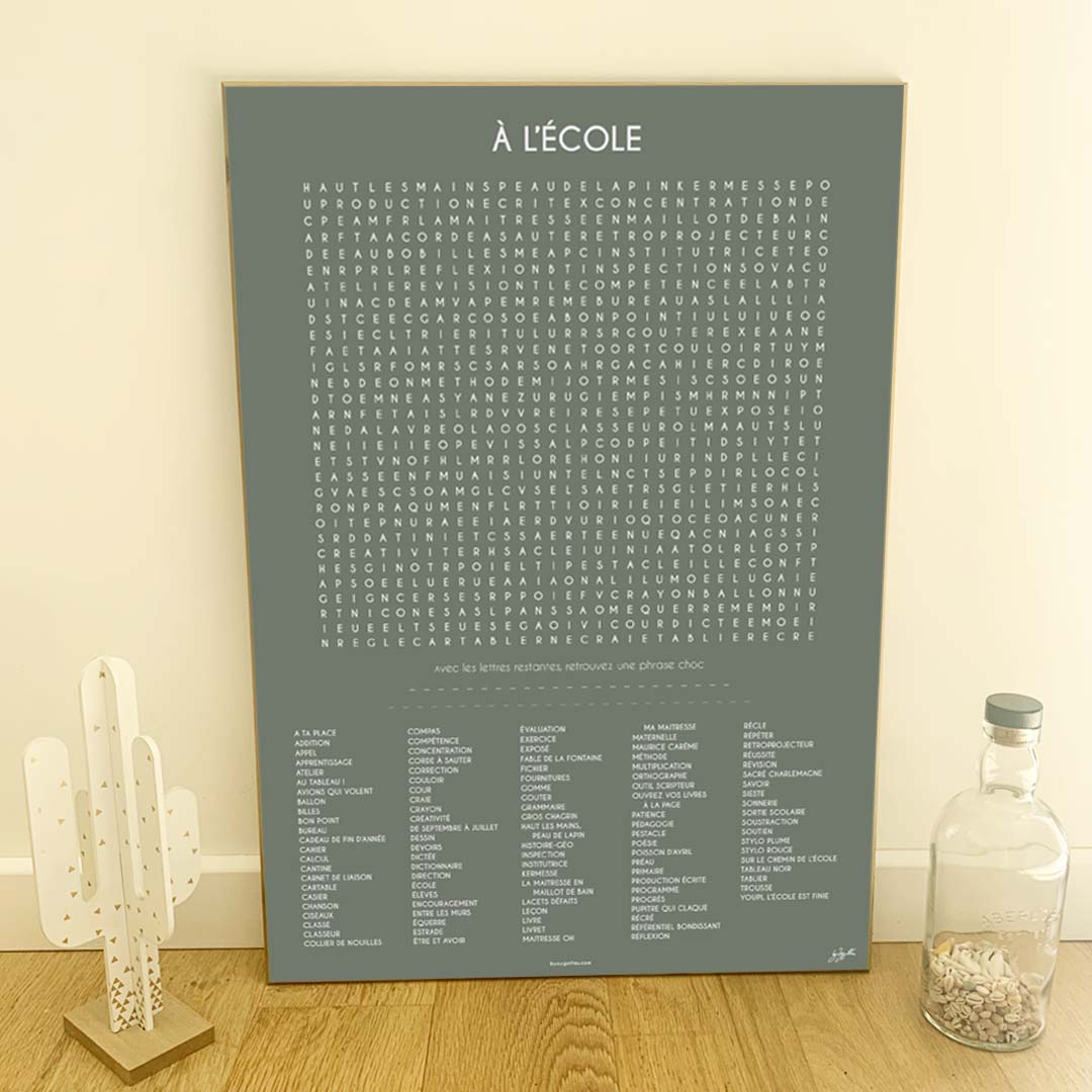 Affiche À l'École au design typographique minimaliste pour décorer une salle de classe, une chambre d'enfant ou un espace d'apprentissage.