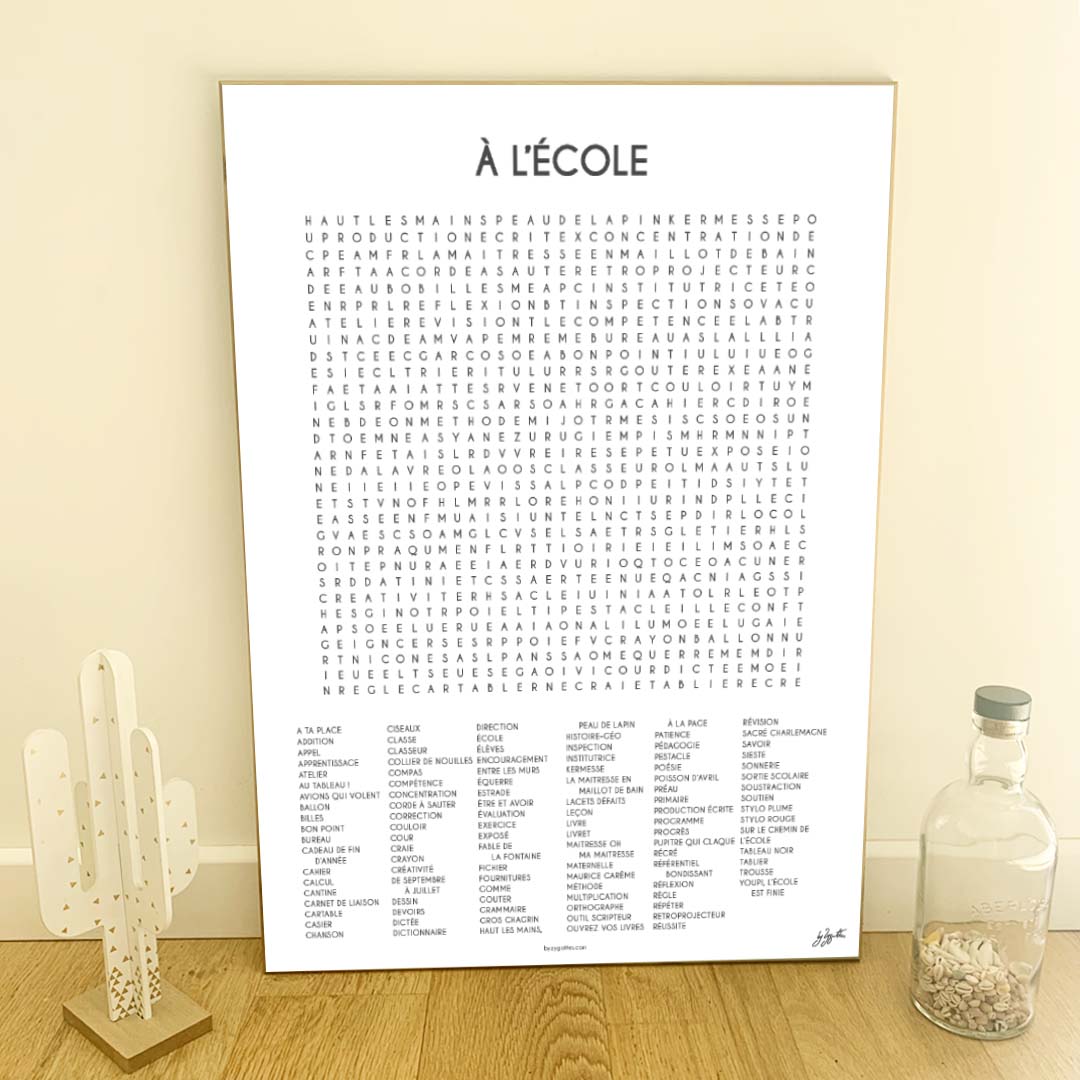 Affiche À l'École au design typographique minimaliste pour décorer une salle de classe, une chambre d'enfant ou un espace d'apprentissage.