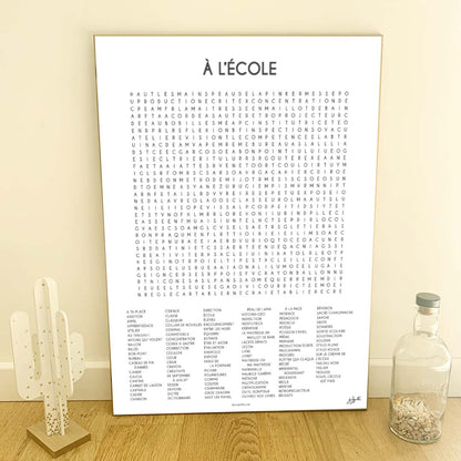 Affiche À l'École au design typographique minimaliste pour décorer une salle de classe, une chambre d'enfant ou un espace d'apprentissage.