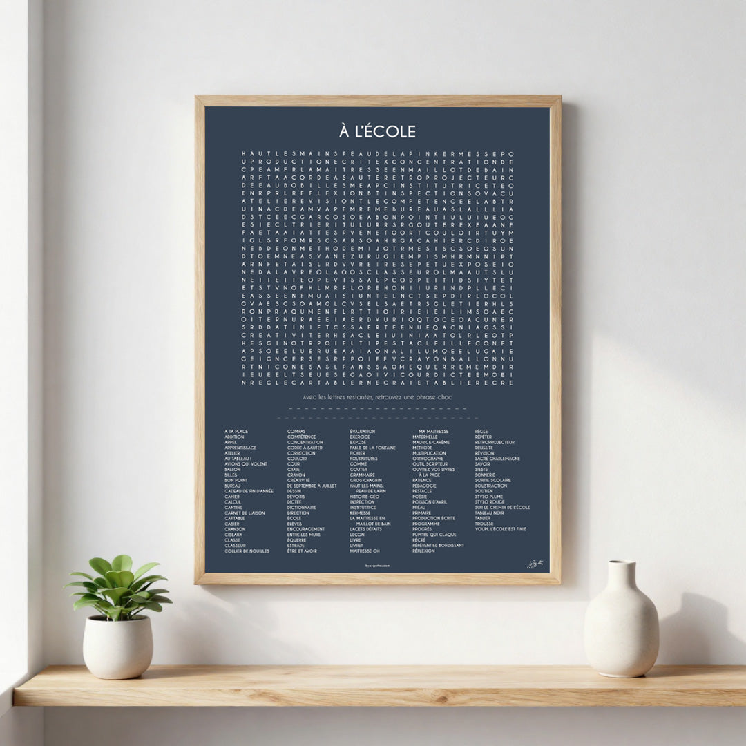 Poster À l'École au design typographique minimaliste pour décorer une salle de classe, une chambre d'enfant ou un espace d'apprentissage.