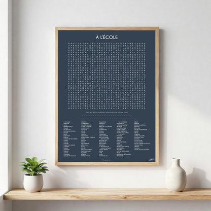 Poster À l'École au design typographique minimaliste pour décorer une salle de classe, une chambre d'enfant ou un espace d'apprentissage.