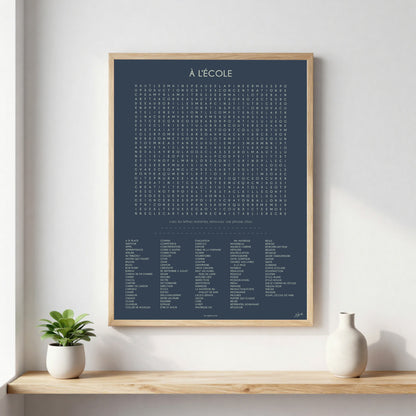 Poster À l'École au design typographique minimaliste pour décorer une salle de classe, une chambre d'enfant ou un espace d'apprentissage.