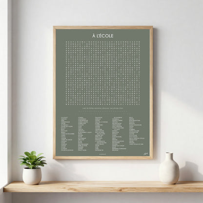 Poster À l'École au design typographique minimaliste pour décorer une salle de classe, une chambre d'enfant ou un espace d'apprentissage.