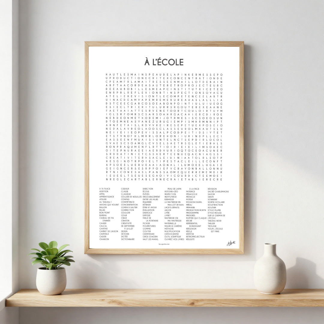 Poster À l'École au design typographique minimaliste pour décorer une salle de classe, une chambre d'enfant ou un espace d'apprentissage.