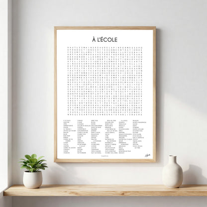 Poster À l'École au design typographique minimaliste pour décorer une salle de classe, une chambre d'enfant ou un espace d'apprentissage.