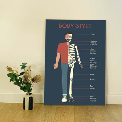 Affiche en bois BODY STYLE 60 × 80 cm sur fond bleu, décorée d’une illustration anatomique rétro représentant un homme et son squelette avec les noms des principaux os.