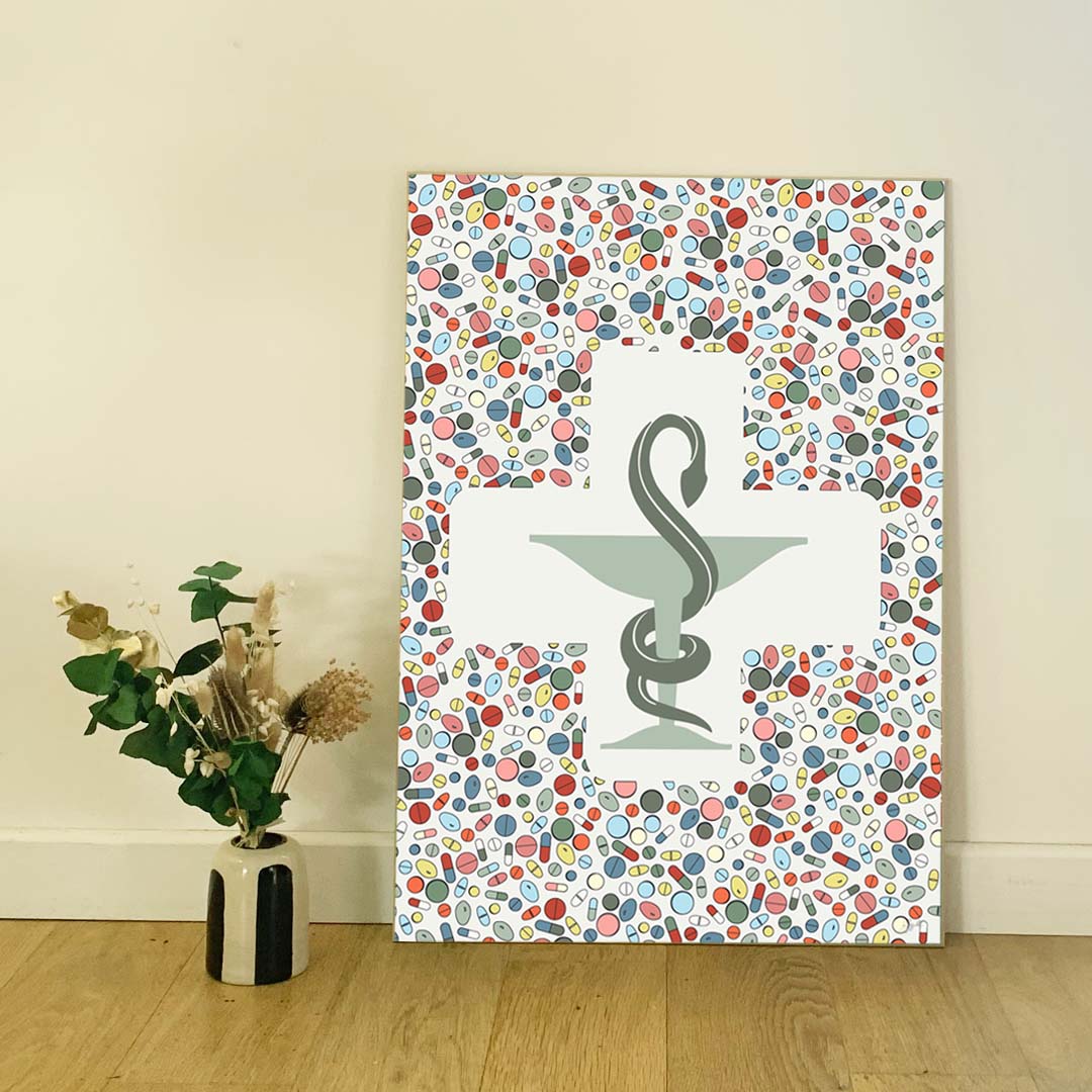 Affiche en bois Coupe d’Hygie 60 × 80 cm sur fond blanc cassé, illustration de pharmacie entourée de gélules colorées.