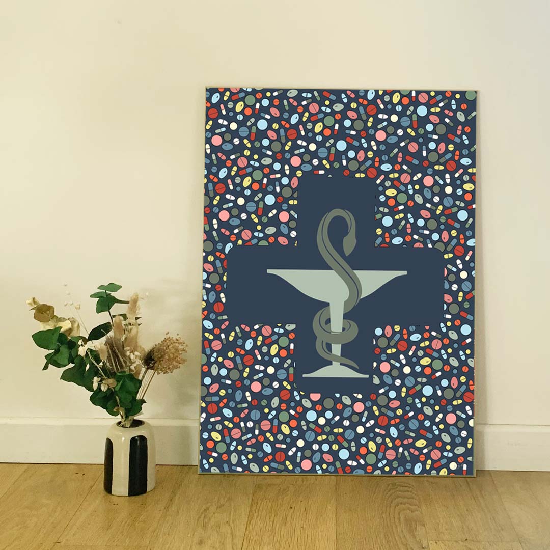 Affiche en bois Coupe d’Hygie 60 × 80 cm, fond bleu à motifs de gélules colorées