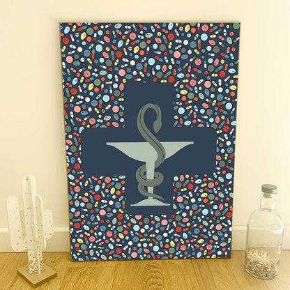 Affiche en bois Coupe d’Hygie 50 × 70 cm, symbole de la pharmacie entouré de gélules multicolores sur fond bleu
