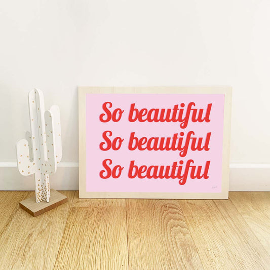 Affiche So Beautiful – illustration féminine moderne pour décoration murale.