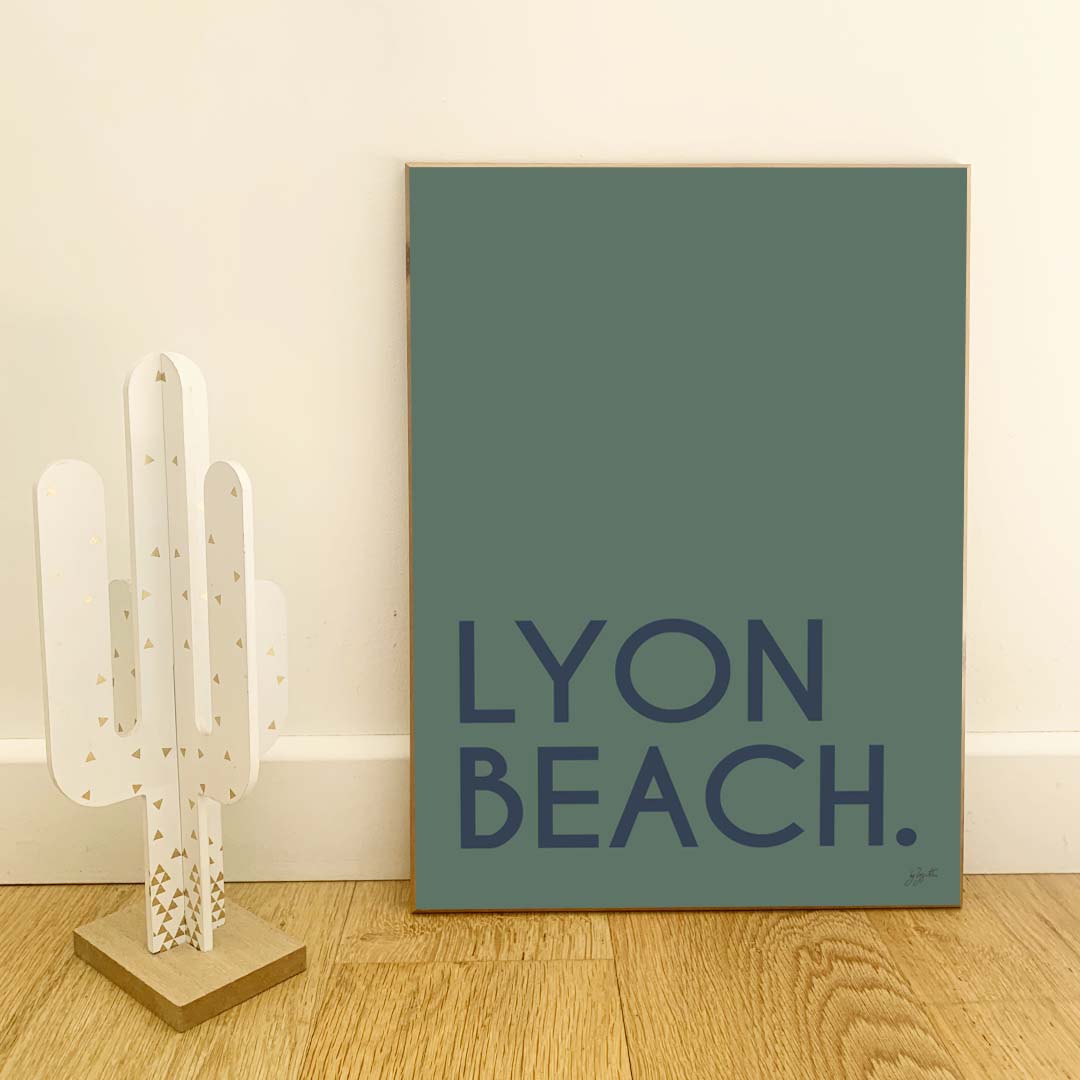 Affiche Ville Beach personnalisée avec nom de ville ou plage, décoration murale esprit bord de mer fabriquée en France.