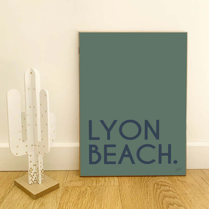 Affiche Ville Beach personnalisée avec nom de ville ou plage, décoration murale esprit bord de mer fabriquée en France.