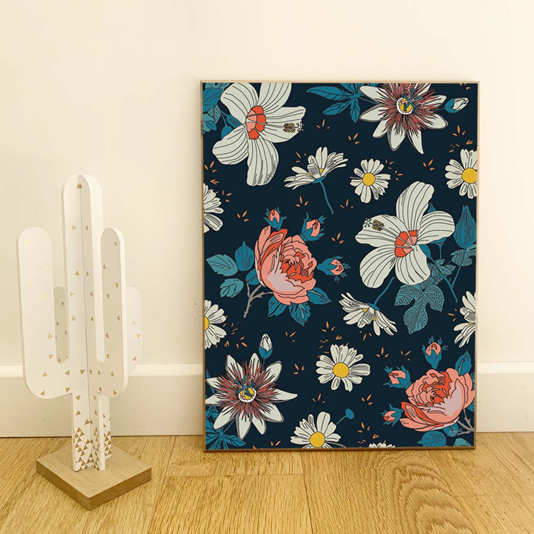 Affiche florale représentant un motif de fleurs blanches, pivoines roses et marguerites sur fond bleu, idéale pour une décoration murale élégante et botanique.