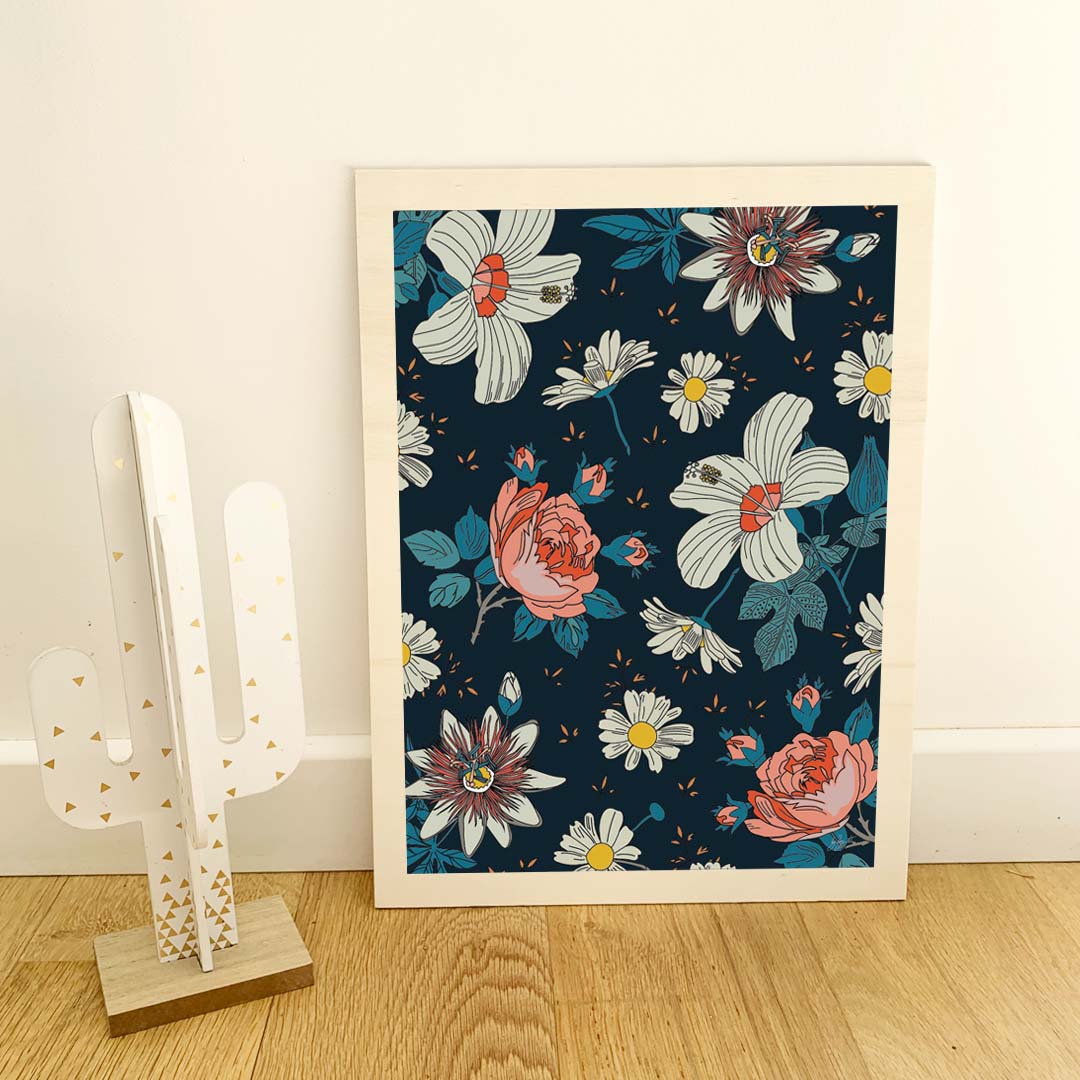 Affiche florale représentant un motif de fleurs blanches, pivoines roses et marguerites sur fond bleu, idéale pour une décoration murale élégante et botanique.
