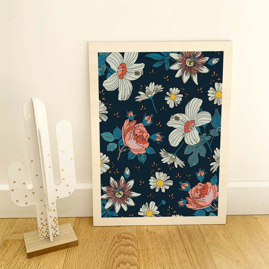 Affiche florale représentant un motif de fleurs blanches, pivoines roses et marguerites sur fond bleu, idéale pour une décoration murale élégante et botanique.