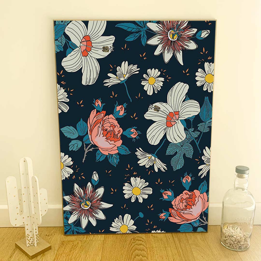 Affiche florale représentant un motif de fleurs blanches, pivoines roses et marguerites sur fond bleu, idéale pour une décoration murale élégante et botanique.