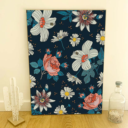Affiche florale représentant un motif de fleurs blanches, pivoines roses et marguerites sur fond bleu, idéale pour une décoration murale élégante et botanique.