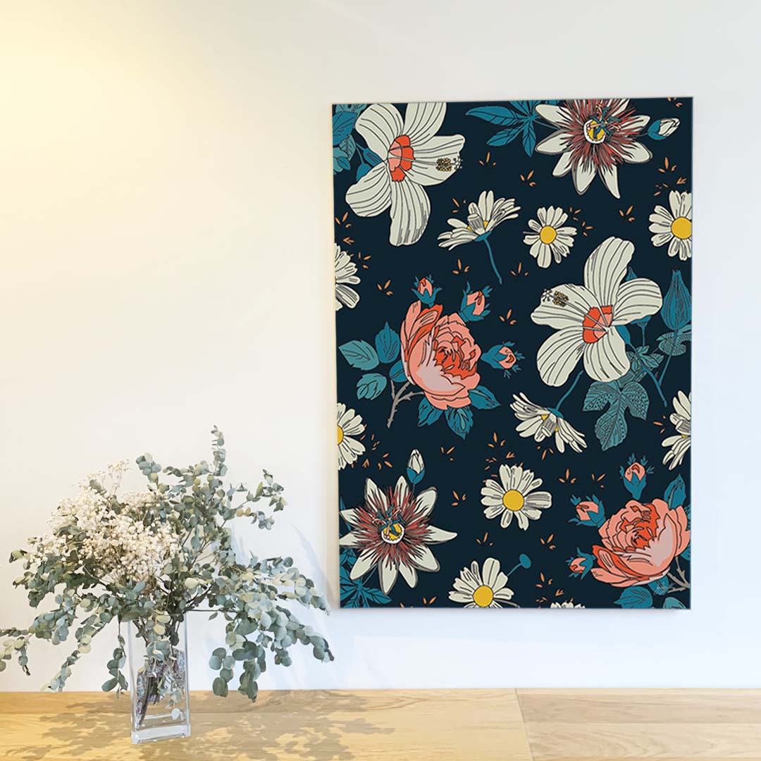 Affiche florale représentant un motif de fleurs blanches, pivoines roses et marguerites sur fond bleu, idéale pour une décoration murale élégante et botanique.