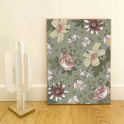 Affiche florale représentant un motif de fleurs blanches, pivoines roses et marguerites sur fond bleu, idéale pour une décoration murale élégante et botanique.