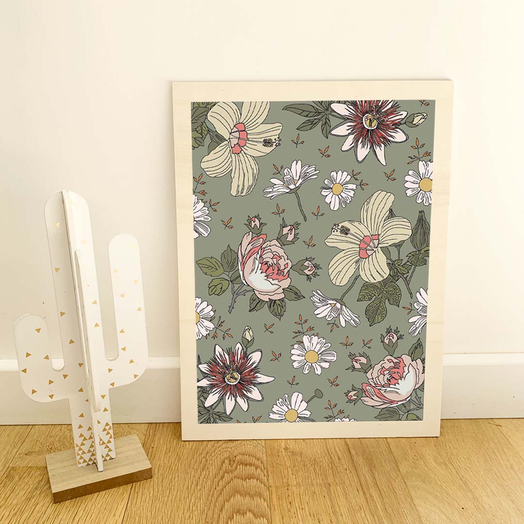 Affiche florale représentant un motif de fleurs blanches, pivoines roses et marguerites sur fond bleu, idéale pour une décoration murale élégante et botanique.