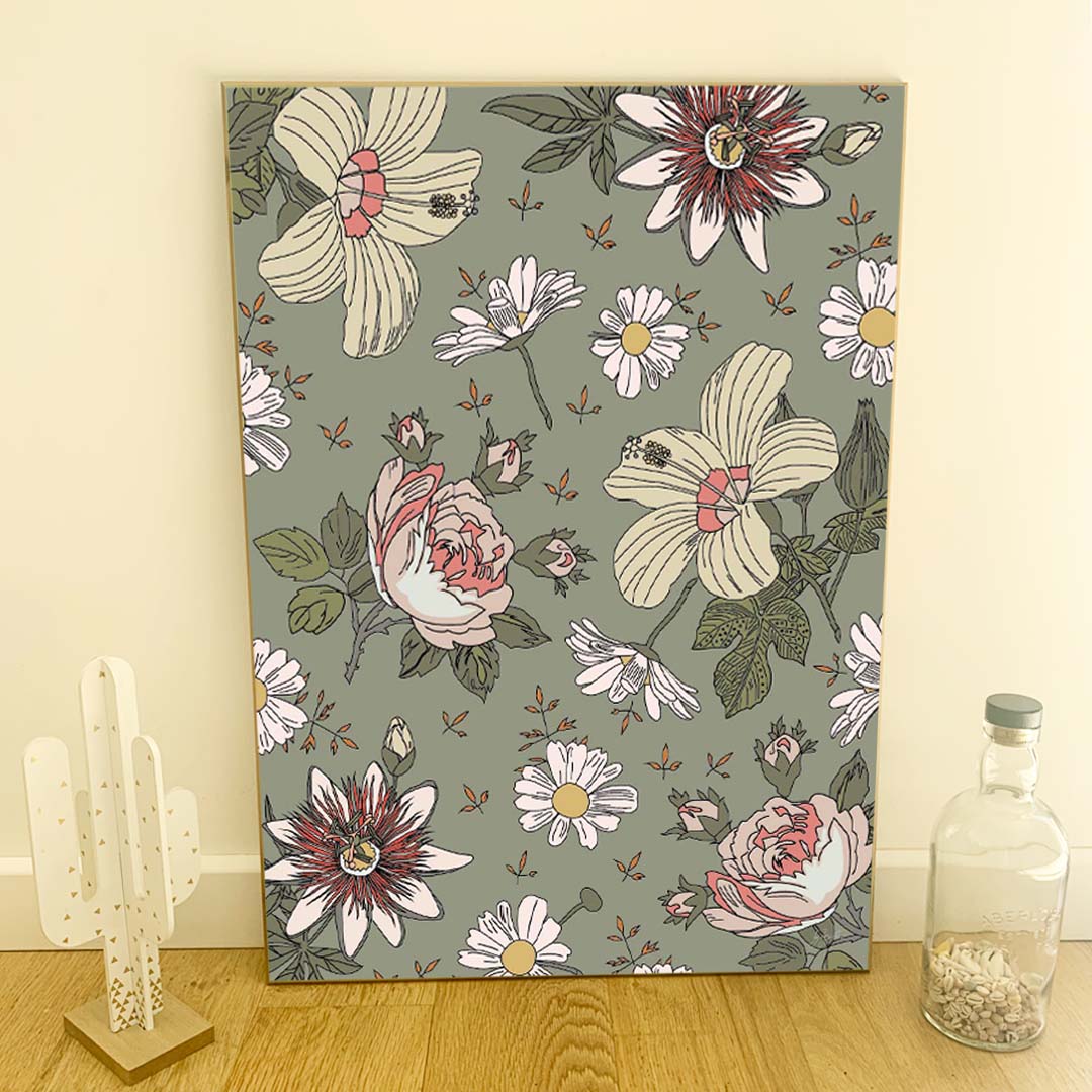 Affiche florale représentant un motif de fleurs blanches, pivoines roses et marguerites sur fond bleu, idéale pour une décoration murale élégante et botanique.