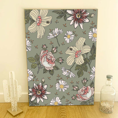 Affiche florale représentant un motif de fleurs blanches, pivoines roses et marguerites sur fond bleu, idéale pour une décoration murale élégante et botanique.