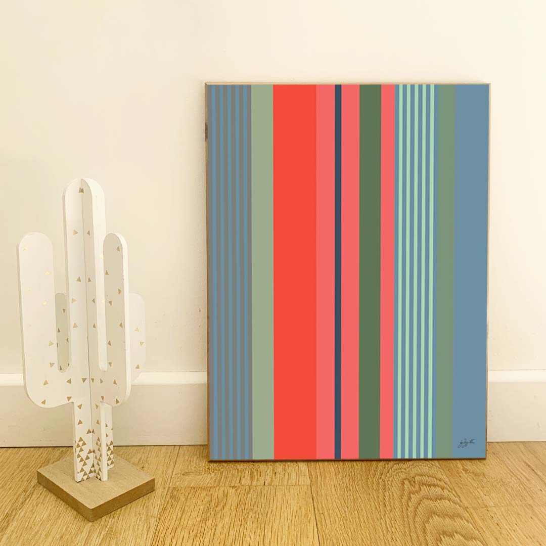 Affiche décorative inspirée des rayures basques traditionnelles avec des bandes colorées bleu, vert et corail, idéale pour une décoration murale moderne.