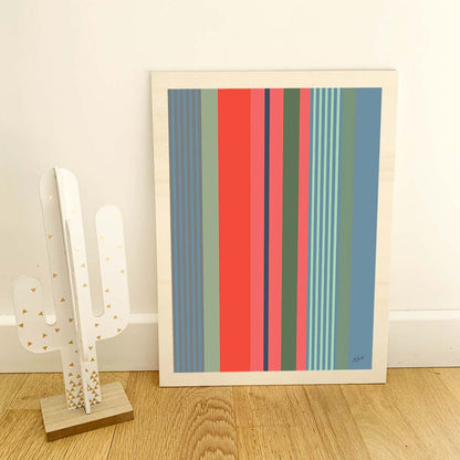 Affiche décorative inspirée des rayures basques traditionnelles avec des bandes colorées bleu, vert et corail, idéale pour une décoration murale moderne.