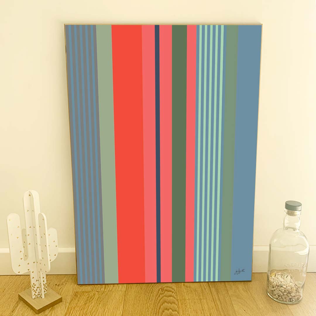 Affiche décorative inspirée des rayures basques traditionnelles avec des bandes colorées bleu, vert et corail, idéale pour une décoration murale moderne.