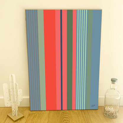 Affiche décorative inspirée des rayures basques traditionnelles avec des bandes colorées bleu, vert et corail, idéale pour une décoration murale moderne.