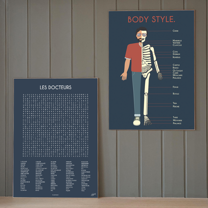 Duo d’affiches en bois By Zygottes sur fond bleu : BODY STYLE, illustration anatomique du corps humain, et LES DOCTEURS pour décorer un cabinet médical.