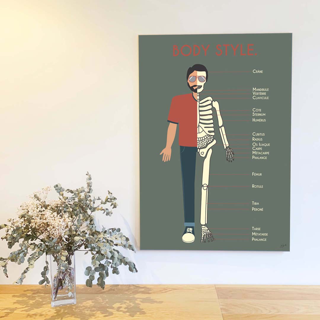 Grande affiche en bois BODY STYLE 70 × 100 cm, illustration du squelette humain sur fond kaki, accrochée au mur dans une décoration rétro.