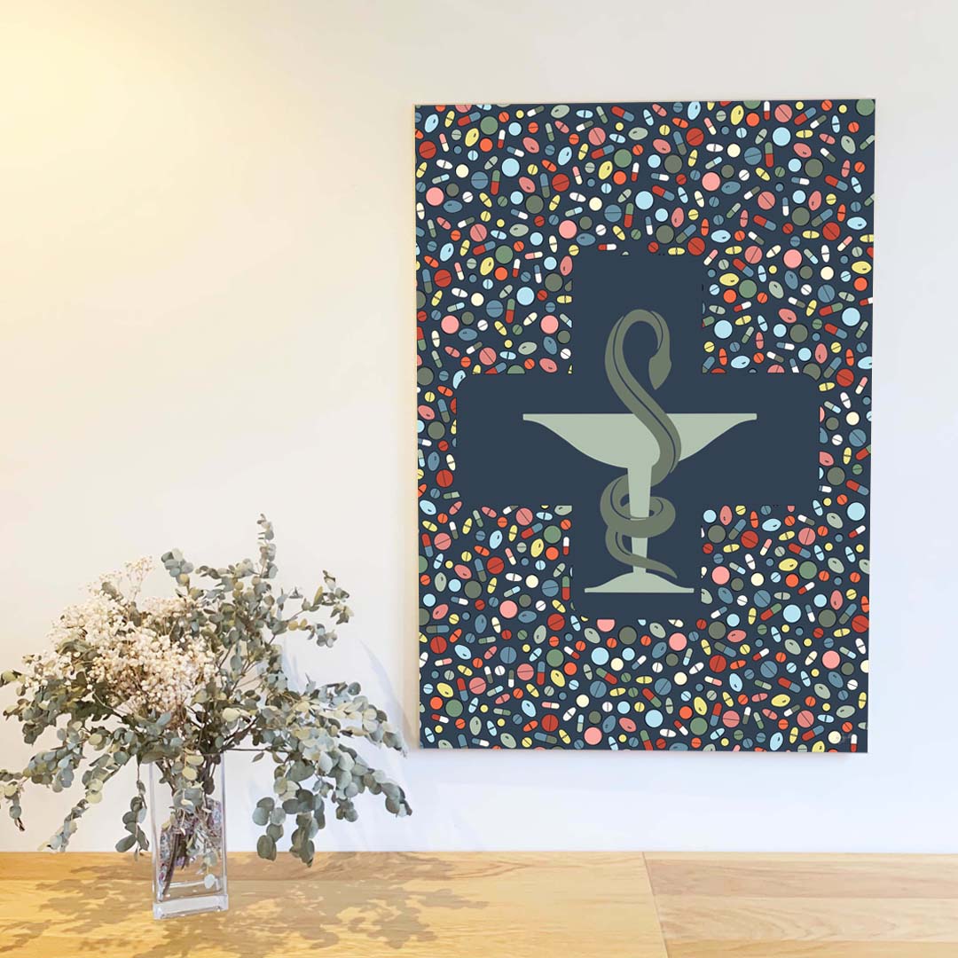 Grande affiche en bois Coupe d’Hygie 70 × 100 cm, fond bleu profond et gélules multicolores, accrochée au mur dans un intérieur rétro.