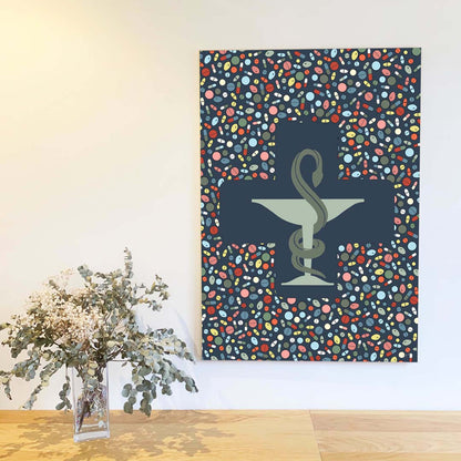 Grande affiche en bois Coupe d’Hygie 70 × 100 cm, fond bleu profond et gélules multicolores, accrochée au mur dans un intérieur rétro.