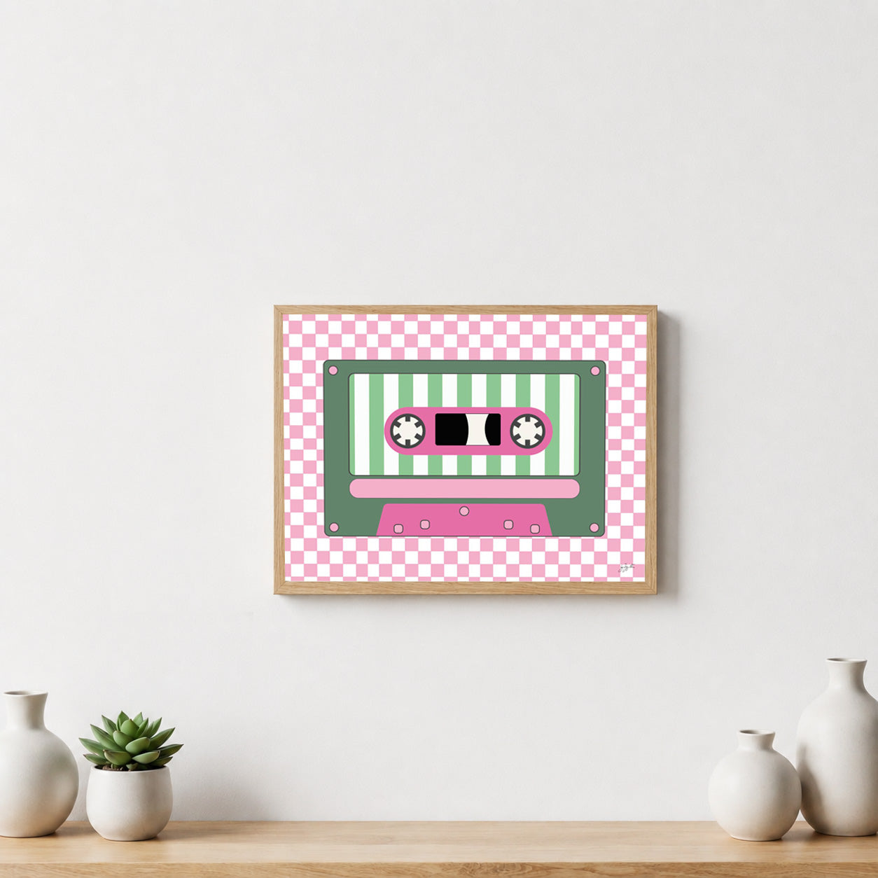 Poster représentant une cassette audio vintage rose au design rétro inspiré des années 80 et 90 pour une décoration murale originale et colorée.