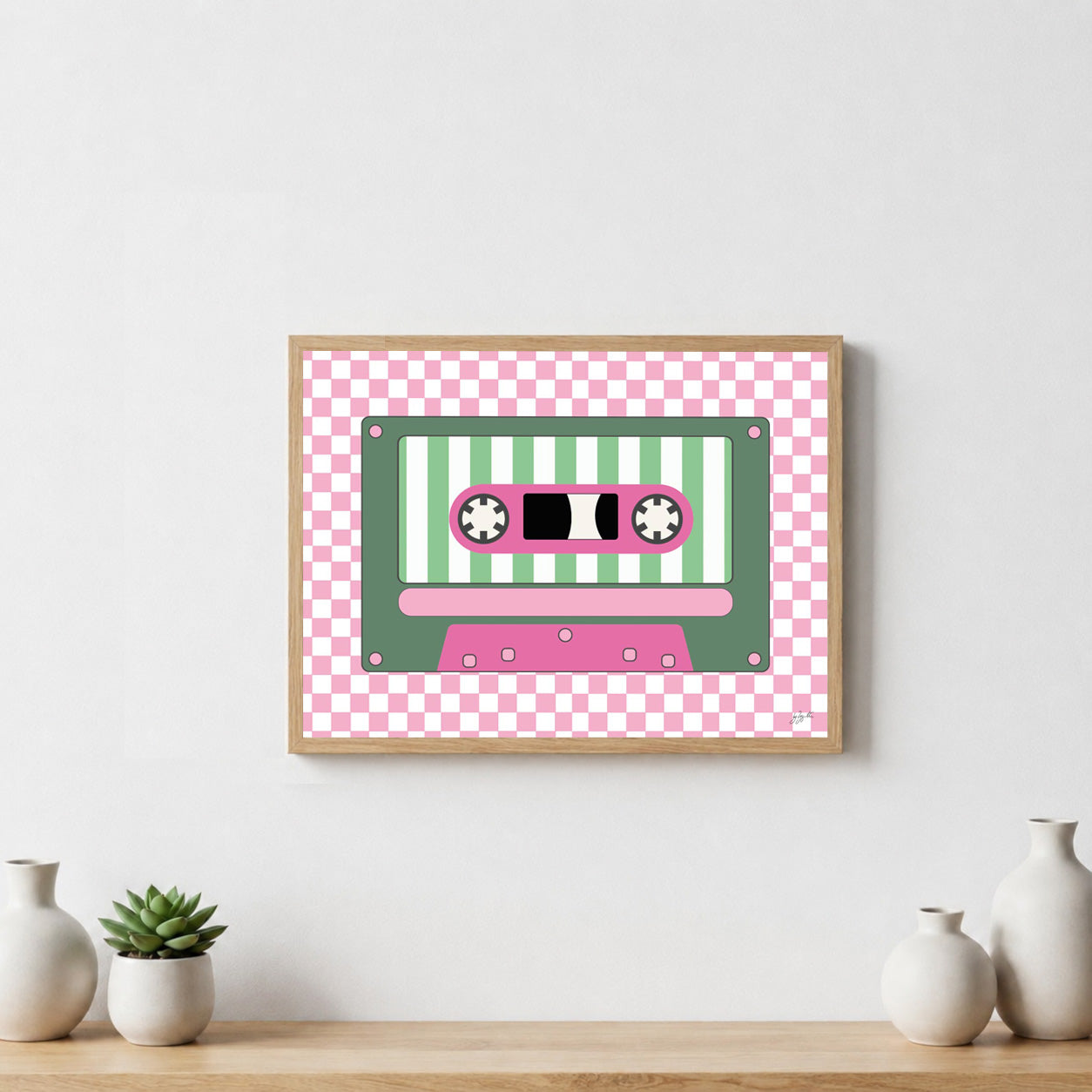 Poster représentant une cassette audio vintage rose au design rétro inspiré des années 80 et 90 pour une décoration murale originale et colorée.