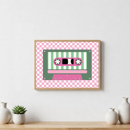 Poster représentant une cassette audio vintage rose au design rétro inspiré des années 80 et 90 pour une décoration murale originale et colorée.