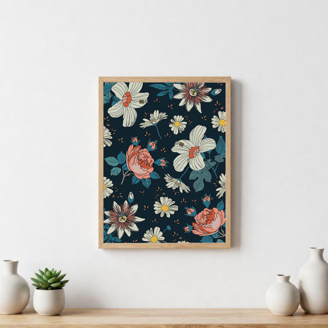 Poster floral représentant un motif de fleurs blanches, pivoines roses et marguerites sur fond bleu, idéale pour une décoration murale élégante et botanique.